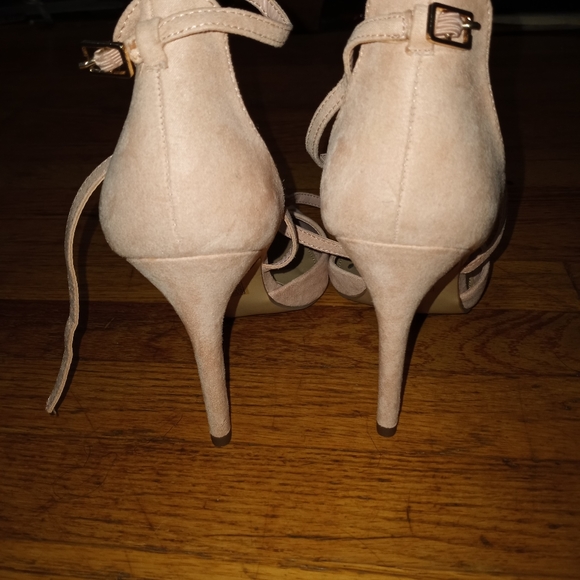Pointed toe pumps slightly used - Picture 3 of 4